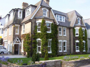 BOURNECOAST: Walk to town centre & beaches -FM1702